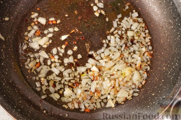 Жареный карп с томатно-грибным соусом