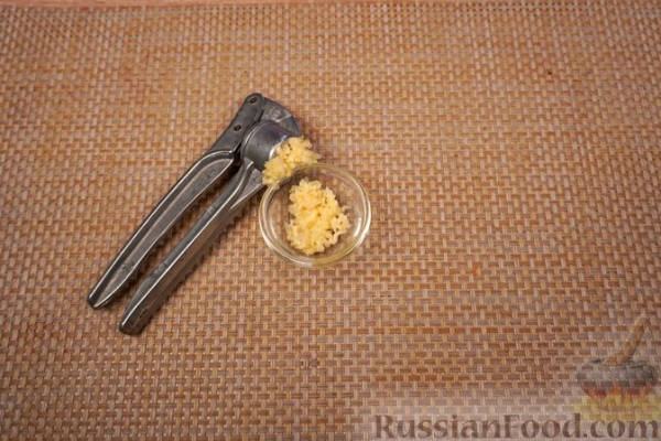 Жареный карп с томатно-грибным соусом