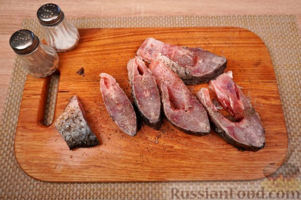 Жареный карп с томатно-грибным соусом