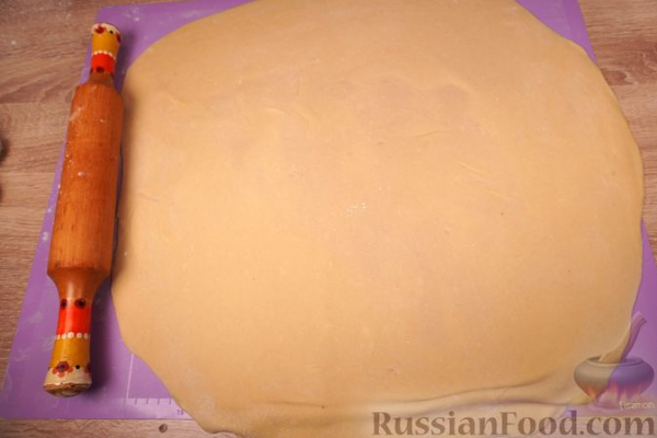 Польские пероги с творогом, клубникой и изюмом