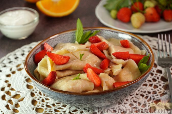 Польские пероги с творогом, клубникой и изюмом