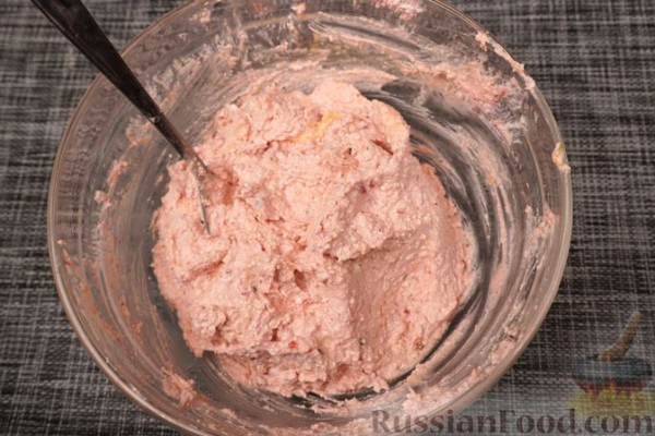 Польские пероги с творогом, клубникой и изюмом