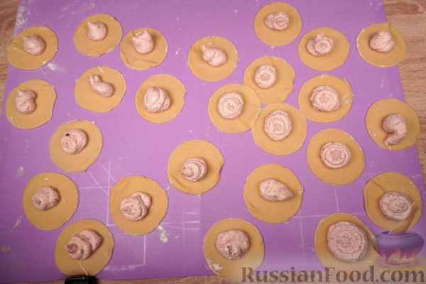 Польские пероги с творогом, клубникой и изюмом