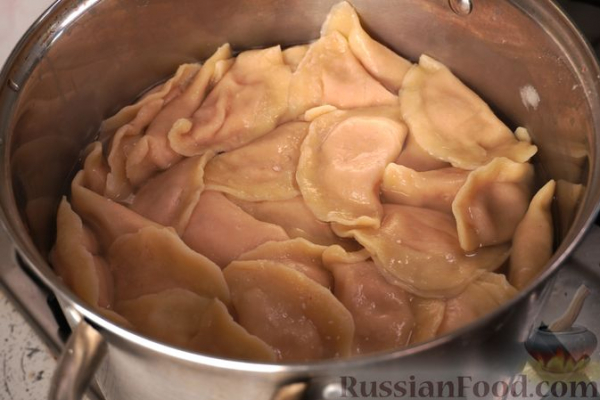 Польские пероги с творогом, клубникой и изюмом