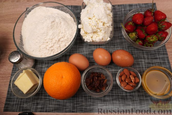 Польские пероги с творогом, клубникой и изюмом