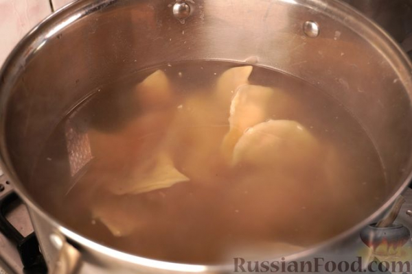 Польские пероги с творогом, клубникой и изюмом