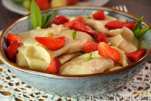 Польские пероги с творогом, клубникой и изюмом