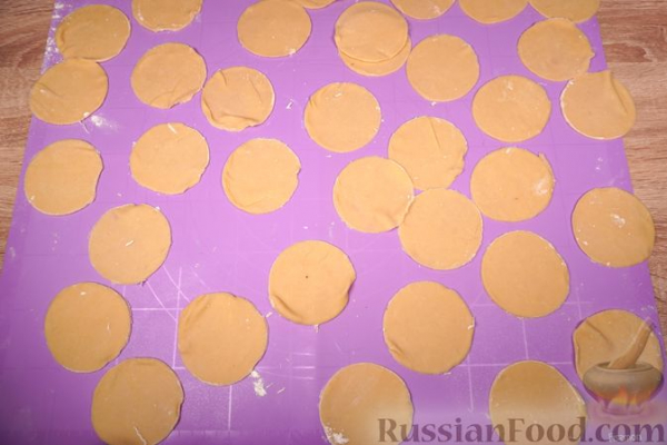 Польские пероги с творогом, клубникой и изюмом