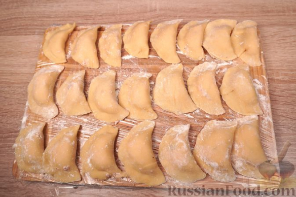 Польские пероги с творогом, клубникой и изюмом