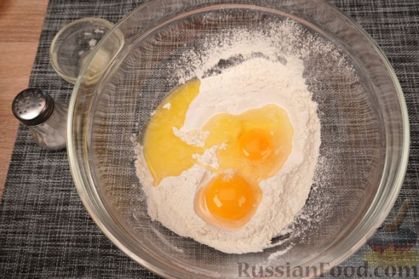 Польские пероги с творогом, клубникой и изюмом