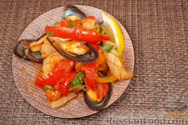 Садж с морепродуктами и овощами