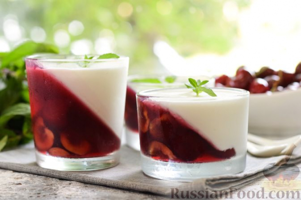 Сметанное желе с черешней и вишнёвым соком
