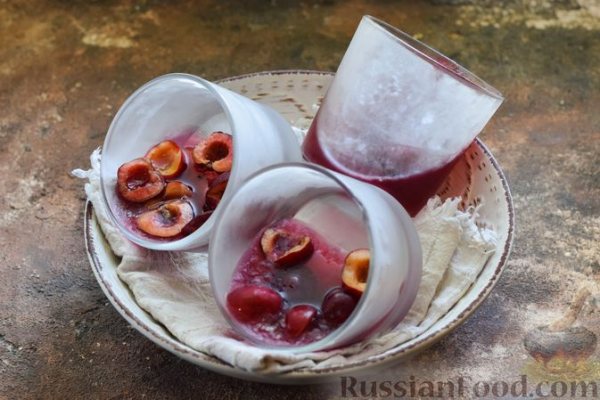 Сметанное желе с черешней и вишнёвым соком
