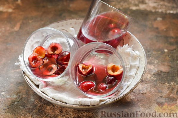 Сметанное желе с черешней и вишнёвым соком