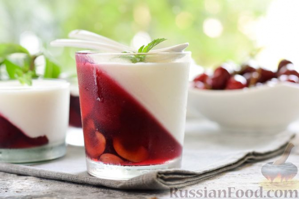 Сметанное желе с черешней и вишнёвым соком