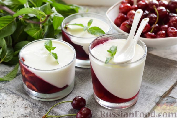 Сметанное желе с черешней и вишнёвым соком