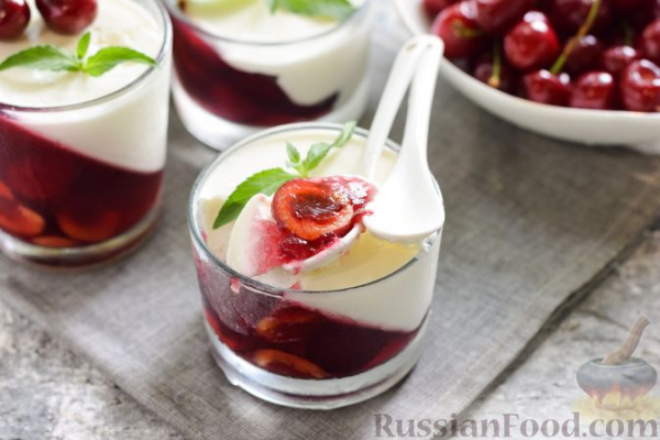 Сметанное желе с черешней и вишнёвым соком