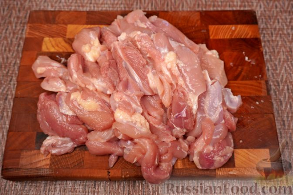 Курица, тушенная с кольраби