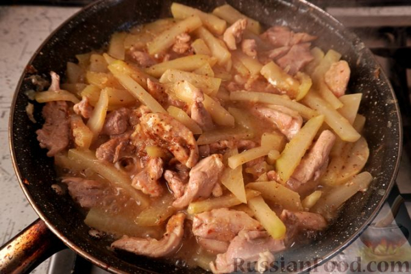 Курица, тушенная с кольраби