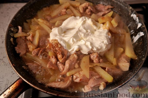 Курица, тушенная с кольраби