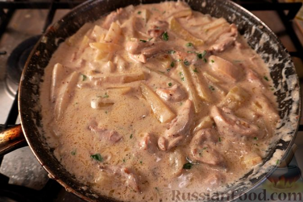 Курица, тушенная с кольраби