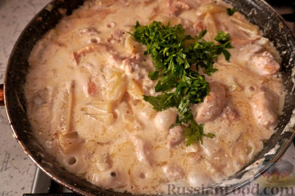 Курица, тушенная с кольраби