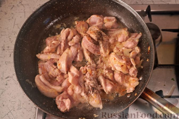 Курица, тушенная с кольраби