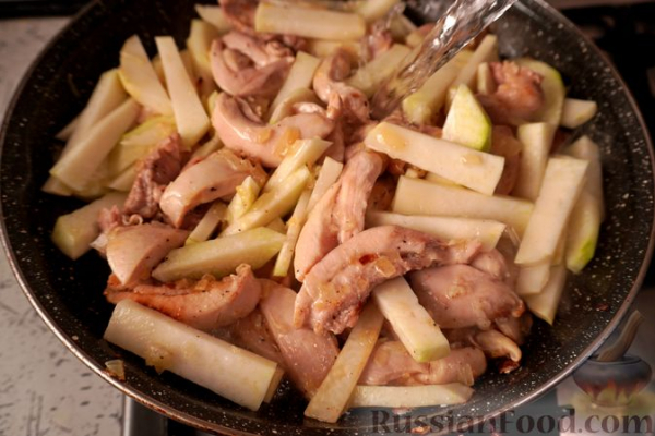 Курица, тушенная с кольраби
