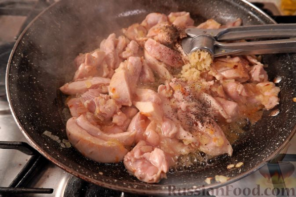 Курица, тушенная с кольраби