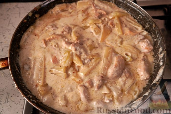 Курица, тушенная с кольраби