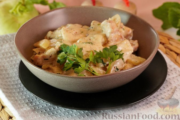 Курица, тушенная с кольраби
