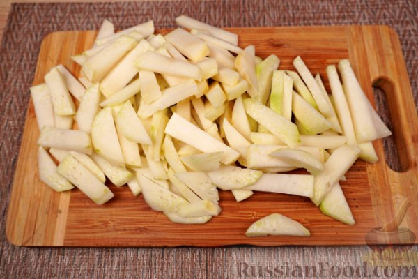 Курица, тушенная с кольраби