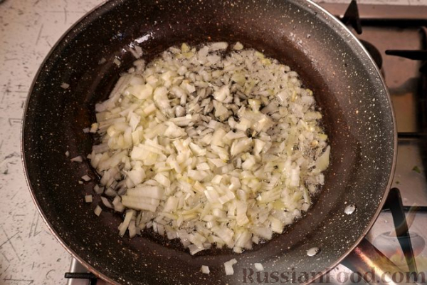 Курица, тушенная с кольраби
