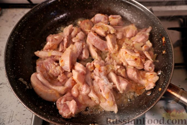 Курица, тушенная с кольраби