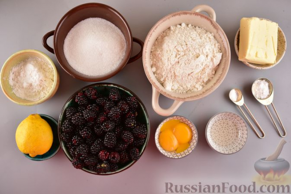 Насыпной пирог с ежевикой