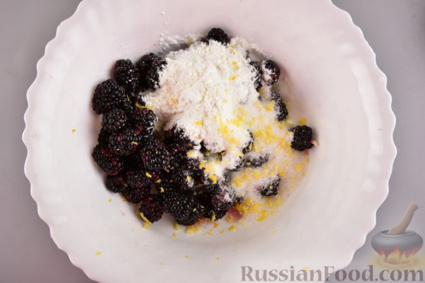 Насыпной пирог с ежевикой