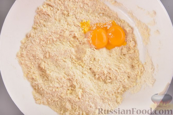 Насыпной пирог с ежевикой