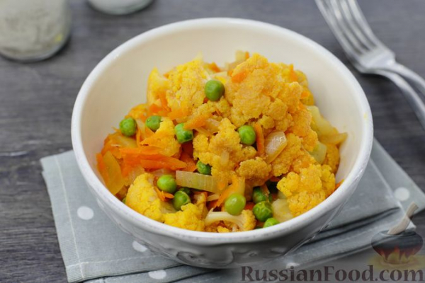 Цветная капуста, тушенная с зелёным горошком