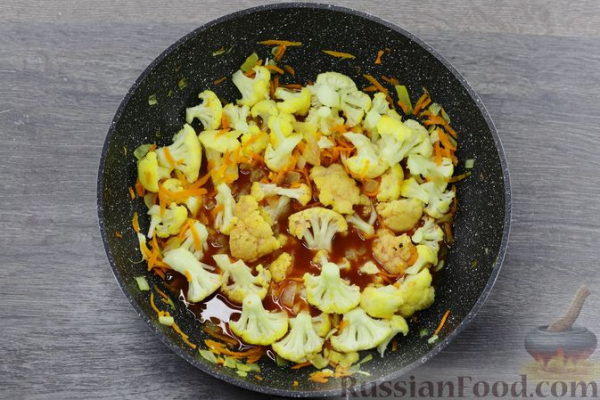 Цветная капуста, тушенная с зелёным горошком