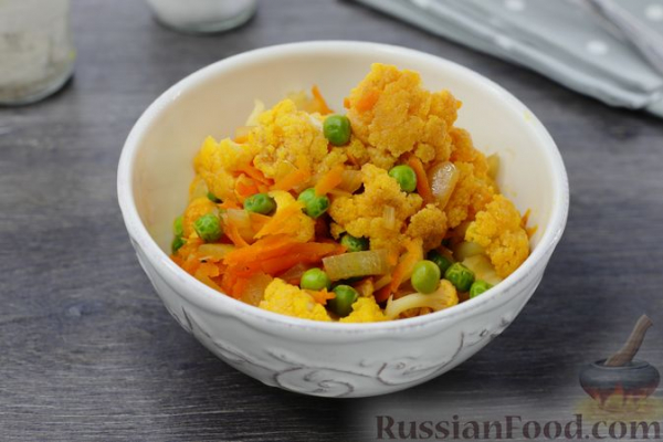 Цветная капуста, тушенная с зелёным горошком