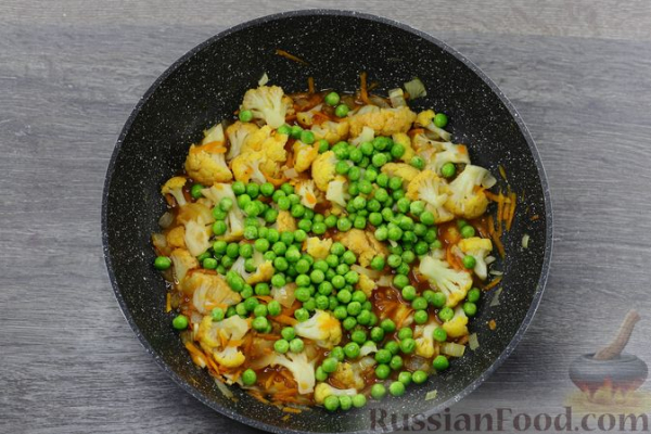 Цветная капуста, тушенная с зелёным горошком