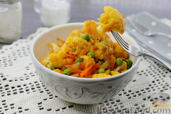 Цветная капуста, тушенная с зелёным горошком