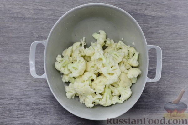 Цветная капуста, тушенная с зелёным горошком