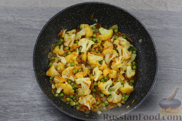 Цветная капуста, тушенная с зелёным горошком