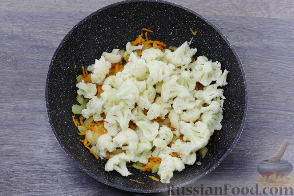 Цветная капуста, тушенная с зелёным горошком
