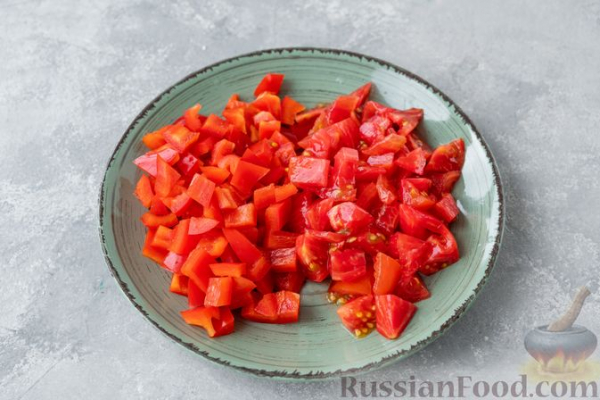 Фото приготовления рецепта: Патиссоны, тушенные с помидорами и сладким перцем - шаг №4