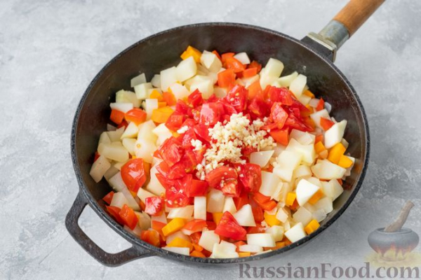 Фото приготовления рецепта: Патиссоны, тушенные с помидорами и сладким перцем - шаг №6