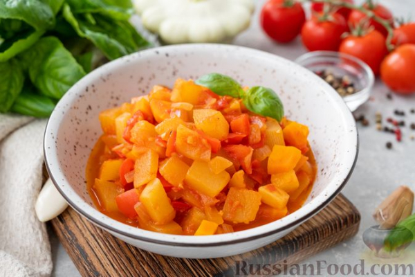 Фото приготовления рецепта: Патиссоны, тушенные с помидорами и сладким перцем - шаг №9
