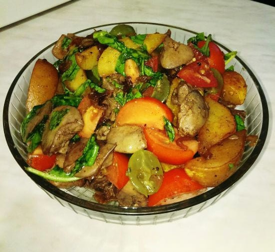 Тёплый салат с куриной печенью, грушей и виноградом