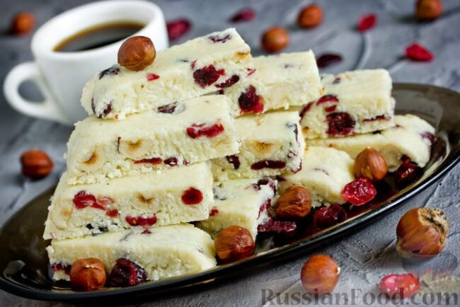 Батончики из белого шоколада со сгущёнкой, кокосовой стружкой, клюквой и орехами Батончики из белого шоколада со сгущёнкой, кокосовой стружкой, клюквой и орехами